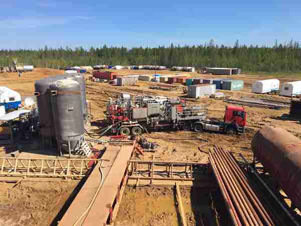 High performance oilwell cementing operations and slurry placement in challenging deep well profiles